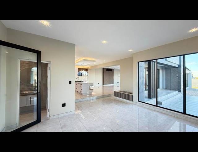 5 BEDROOM HOUSE FOR SALE IN MIDSTREAM HEIGHTS